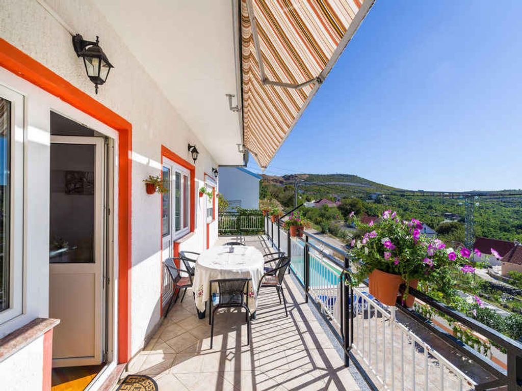 Ferienhaus mit Pool und Meerblick
