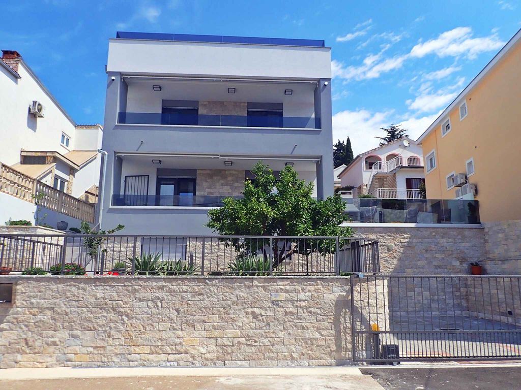 Ferienhaus familienfreundlich mit Whirpool, Pool, Spielzimmer und Parkplatz