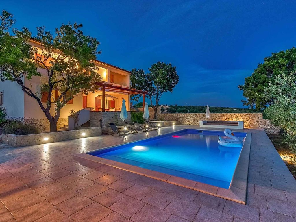 Villa mit Pool und Klimaanlage