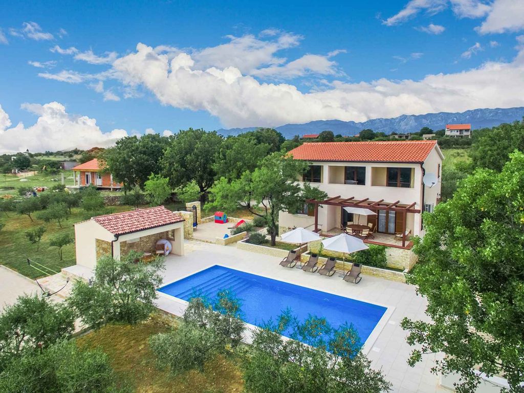 Villa mit Pool und Klimaanlage