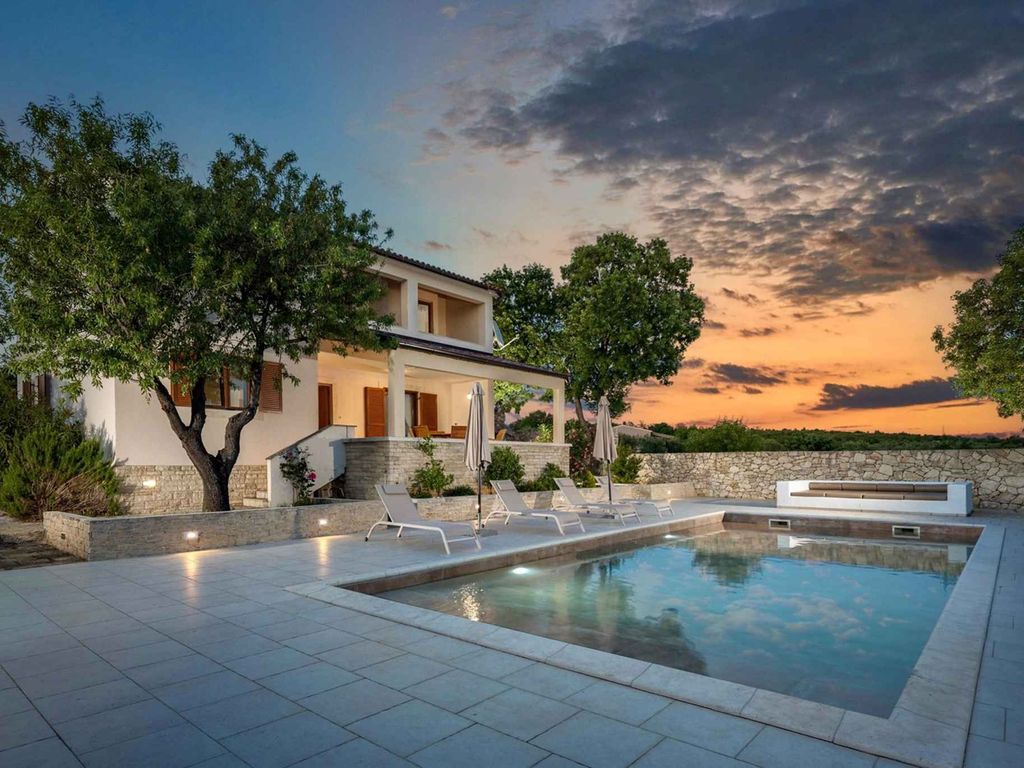 Villa mit Pool und Klimaanlage