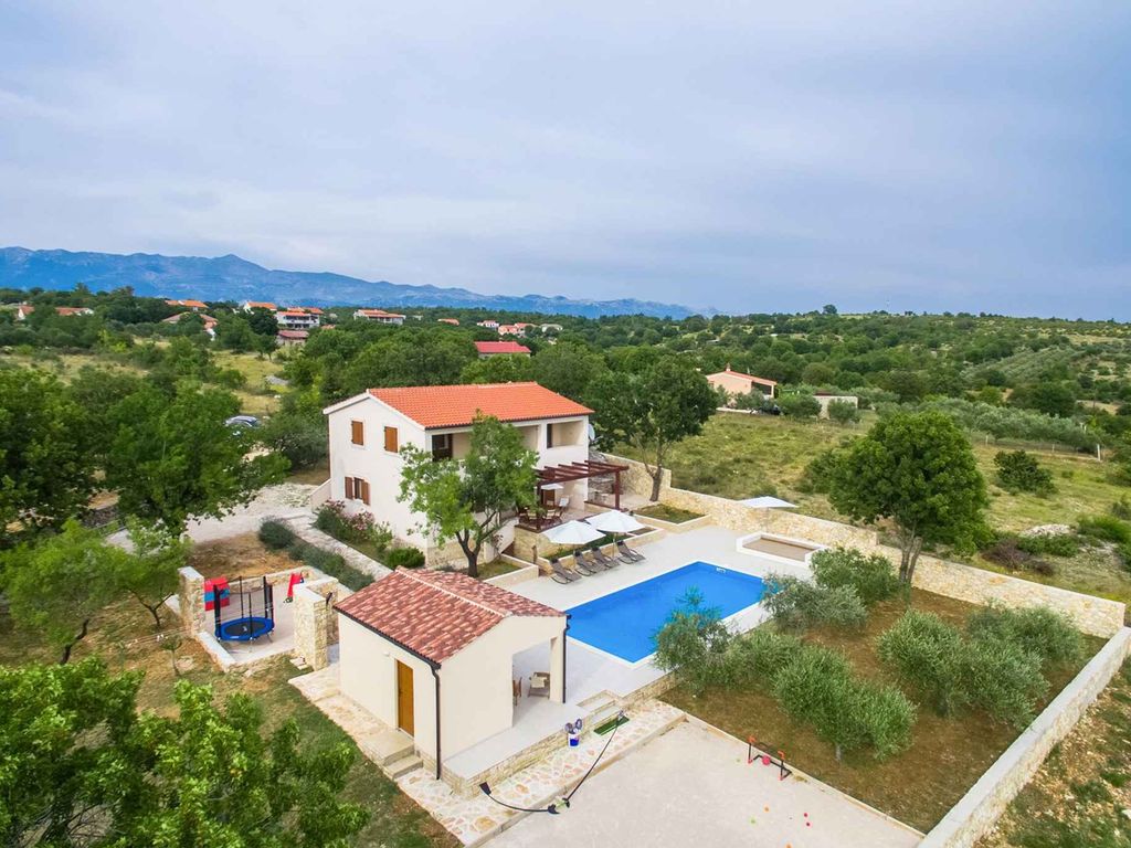 Villa mit Pool und Klimaanlage
