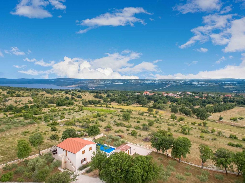 Villa mit Pool und Klimaanlage