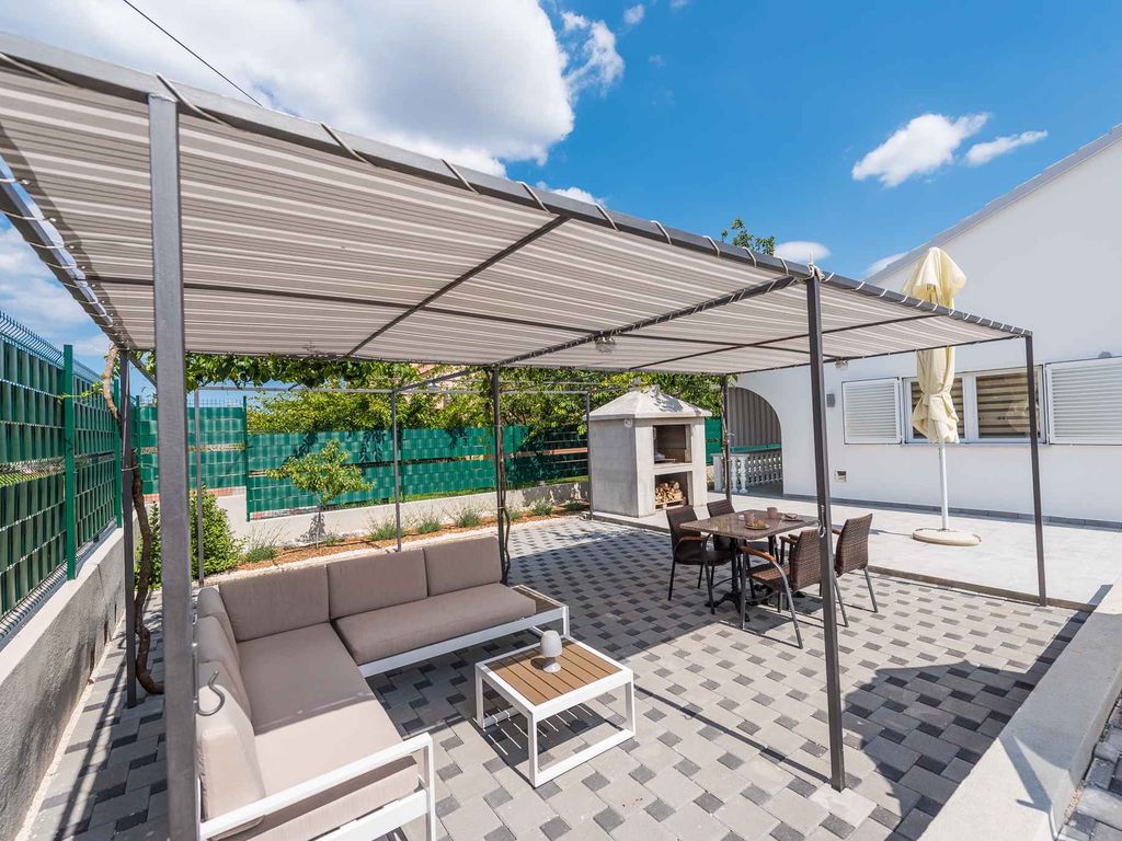 Ferienhaus mit Blick auf den Hof und den Pool