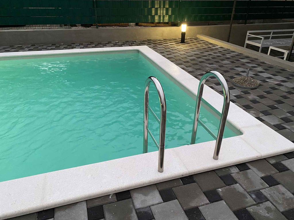 Ferienhaus mit Blick auf den Hof und den Pool