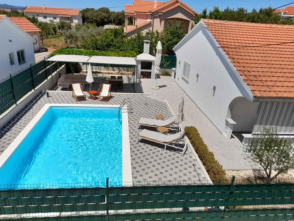 Ferienhaus mit Blick auf den Hof und den Pool