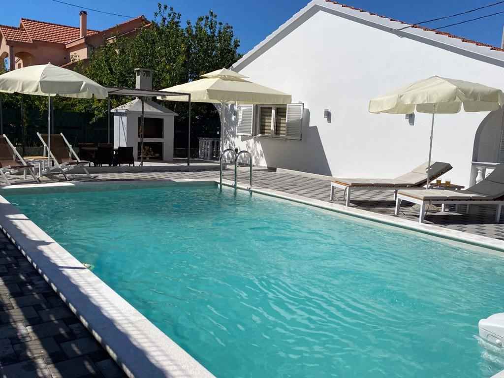 Ferienhaus mit Blick auf den Hof und den Pool