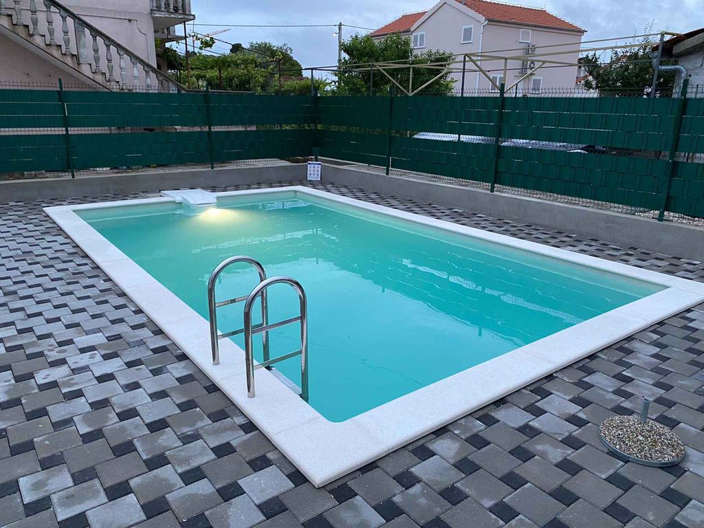 Ferienhaus mit Blick auf den Hof und den Pool