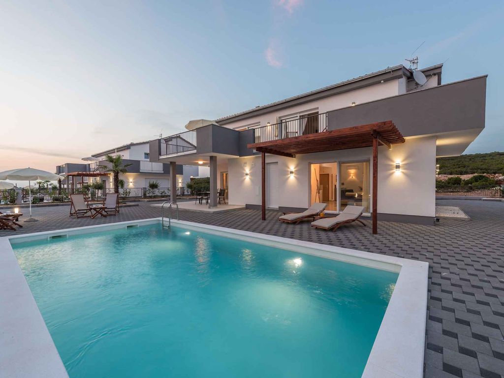 Villa mit Pool und Klimaanlage