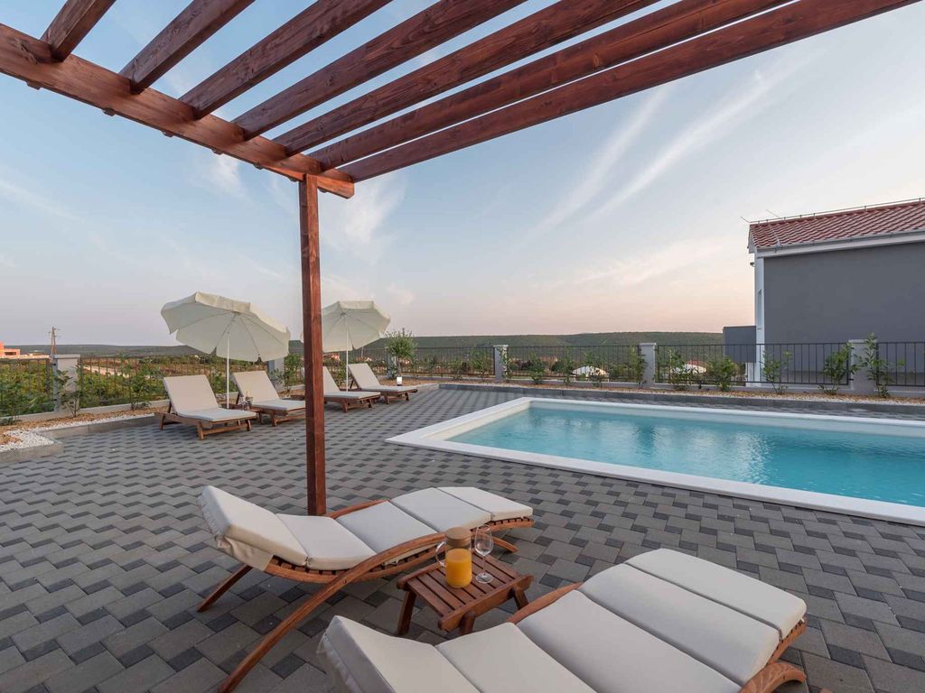 Villa mit Pool und Klimaanlage