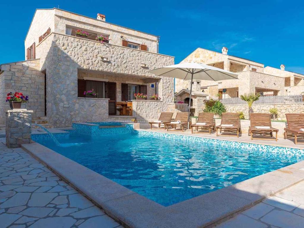 Villa mit Pool, Whirlpool und Sauna