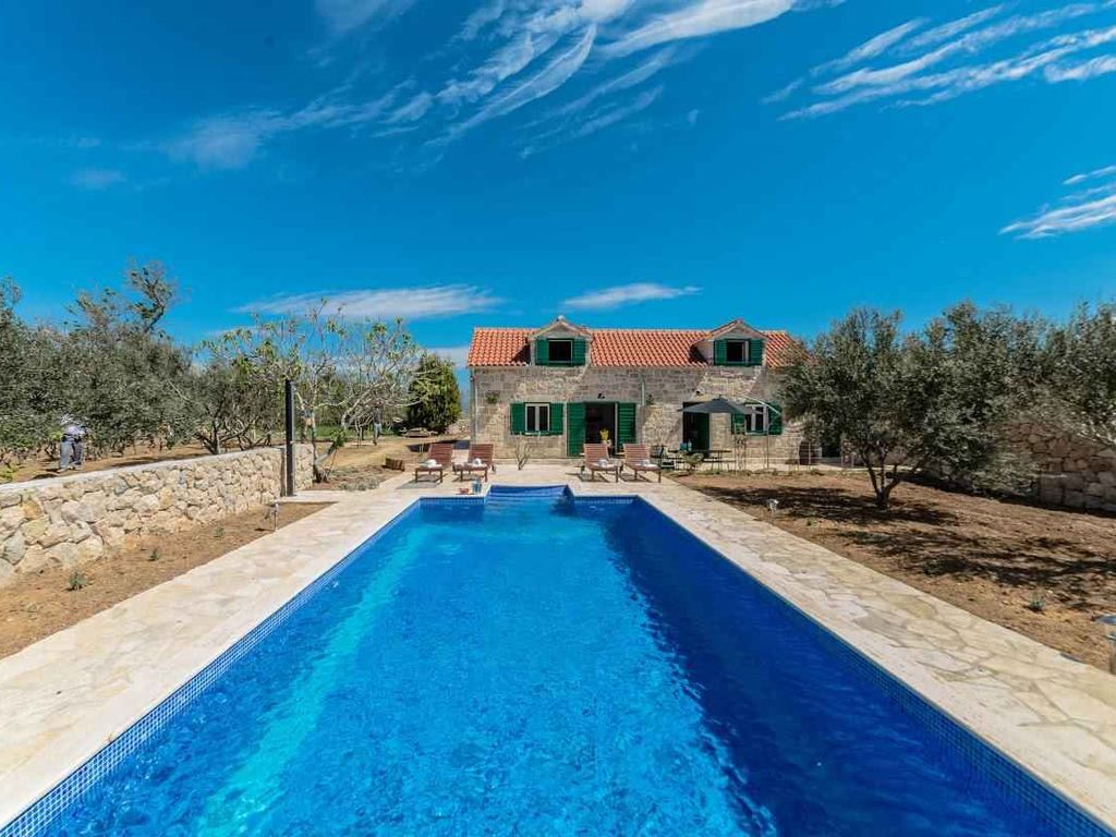 Villa mit Pool und Klimaanlage