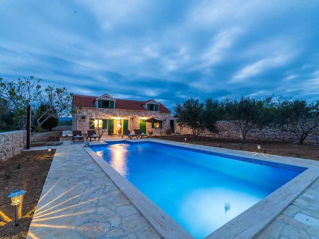 Villa mit Pool und Klimaanlage