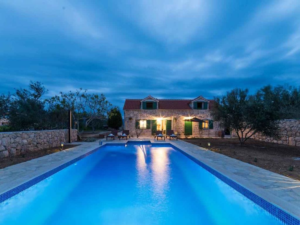 Villa mit Pool und Klimaanlage