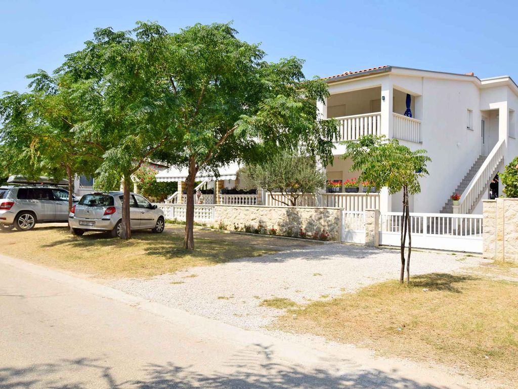 Ferienwohnung Familienfreundlich mit Klimaanlage, Grillmöglichkeit und Internet