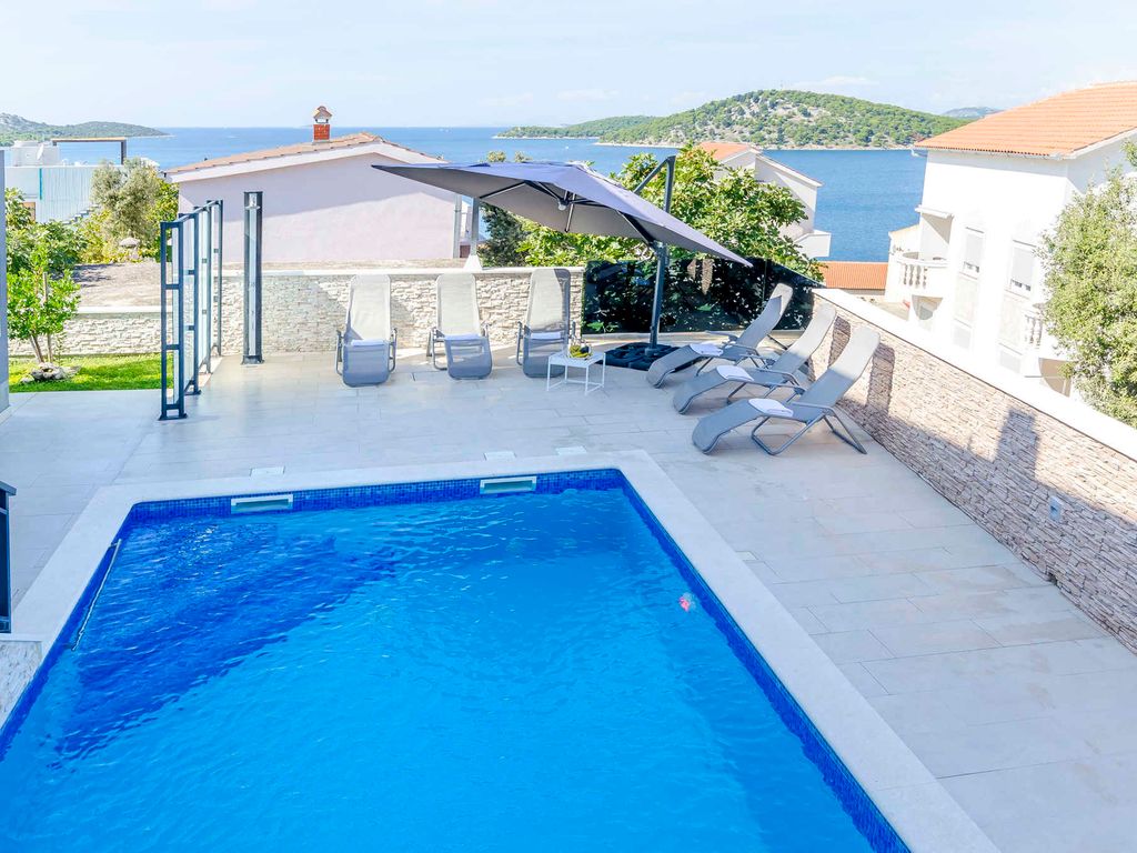 Ferienwohnung mit Pool und Meerblick