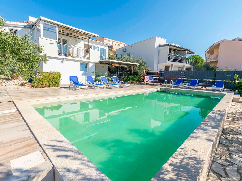 Ferienhaus mit Pool und Grillmöglichkeit