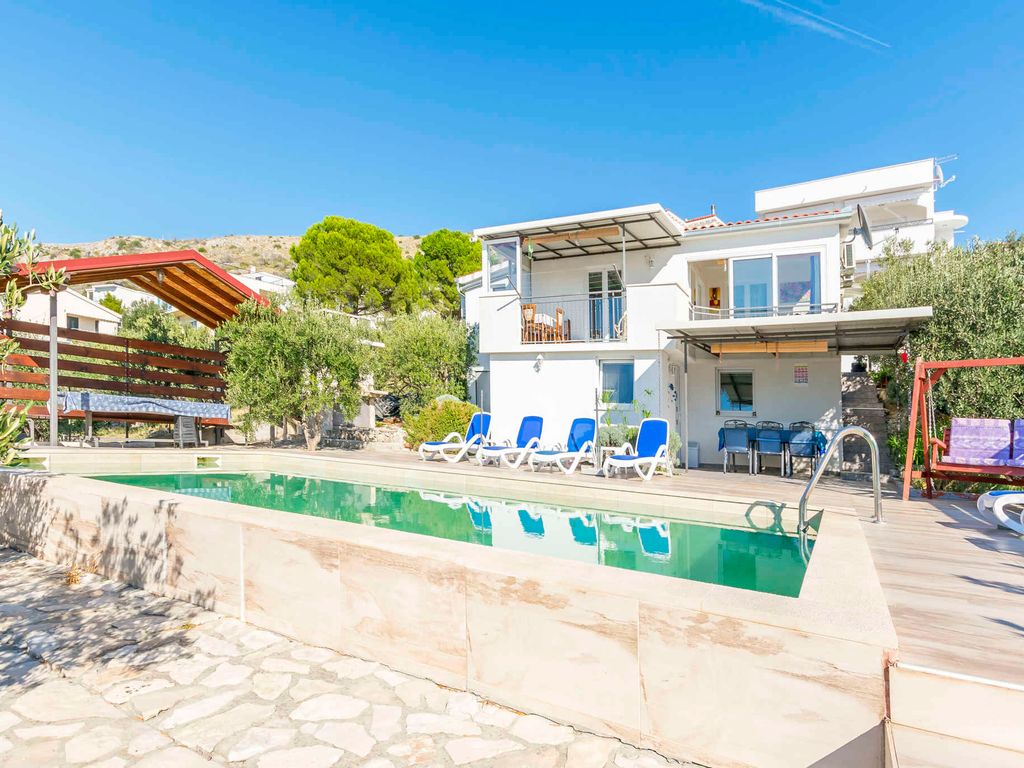Ferienhaus mit Pool und Grillmöglichkeit