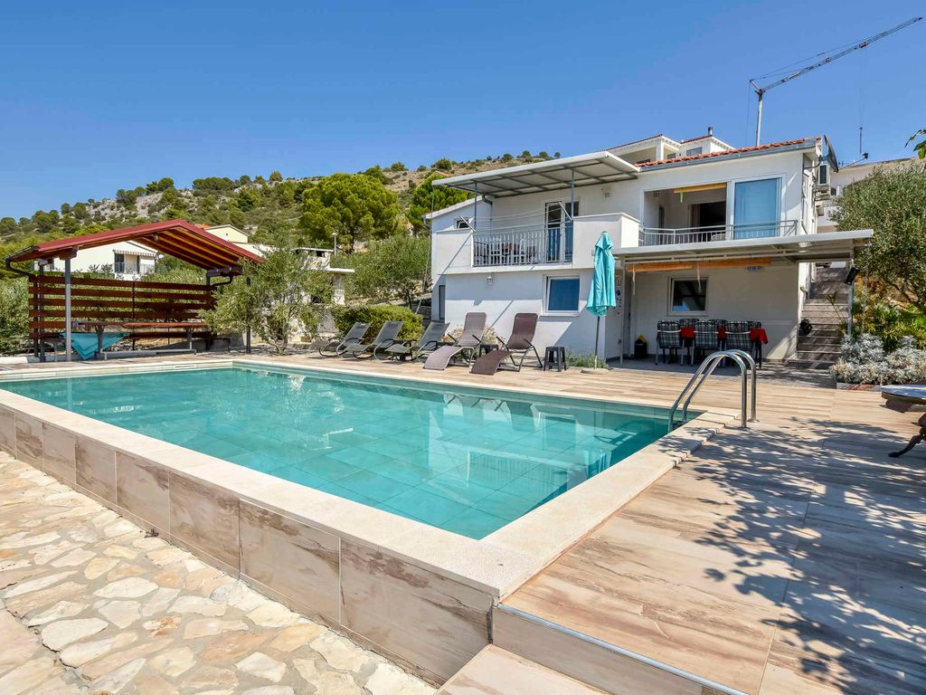 Ferienhaus mit Pool und Grillmöglichkeit