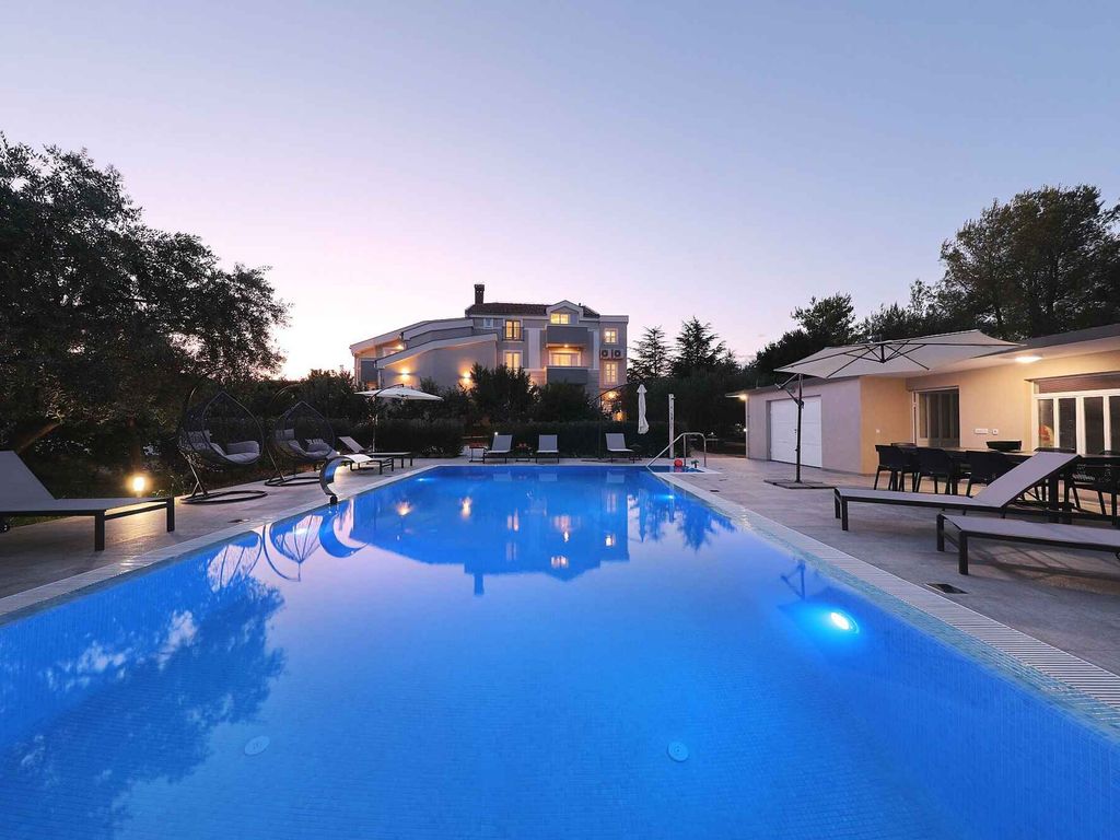 Ferienhaus mit Pool und Grill