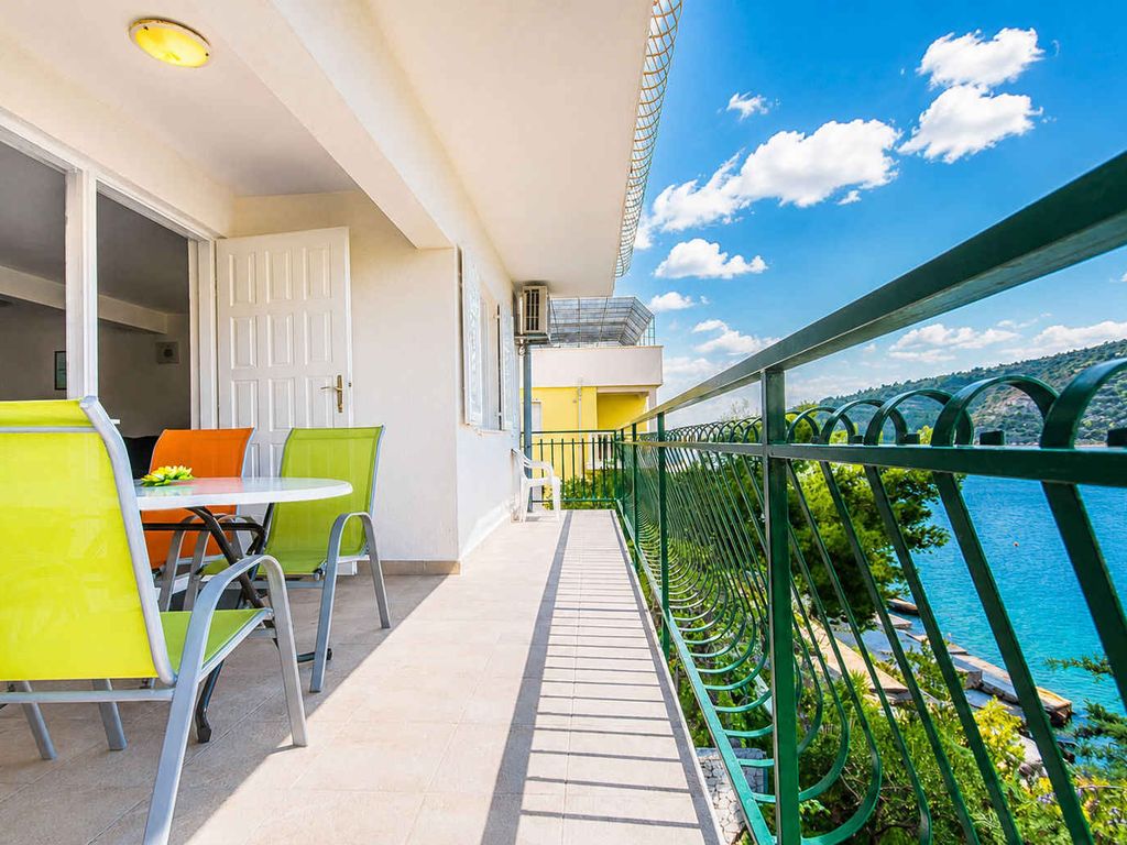 Ferienwohnung mit Klimaanlage und Balkon direkt am Meer