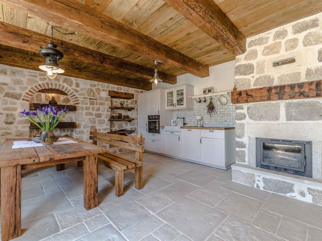 Villa mit Klimaanlage, mit Grillmöglichkeit, mit Aussenpool, mit Anlegeplatz
