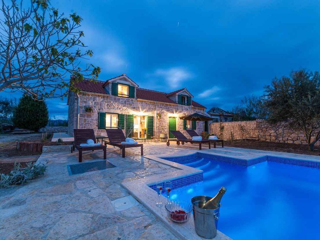 Villa mit Klimaanlage, mit Grillmöglichkeit, mit Aussenpool, mit Anlegeplatz