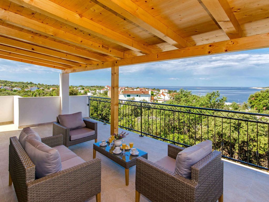 Ferienhaus mit Pool und Grill