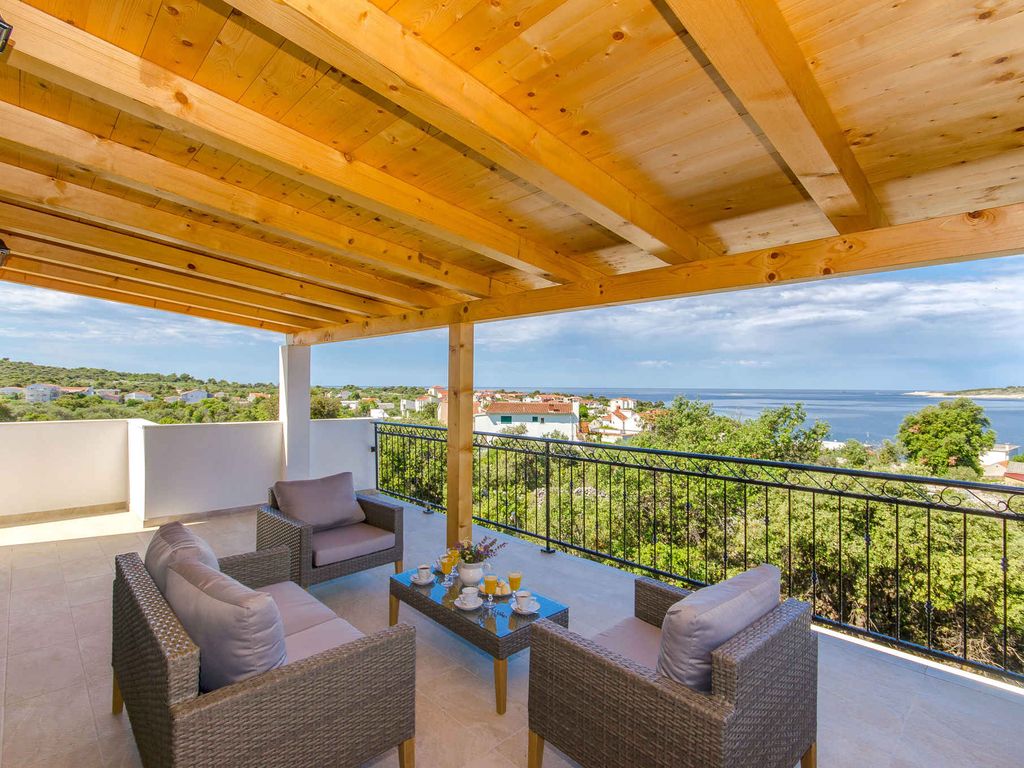 Ferienhaus mit Pool und Grill