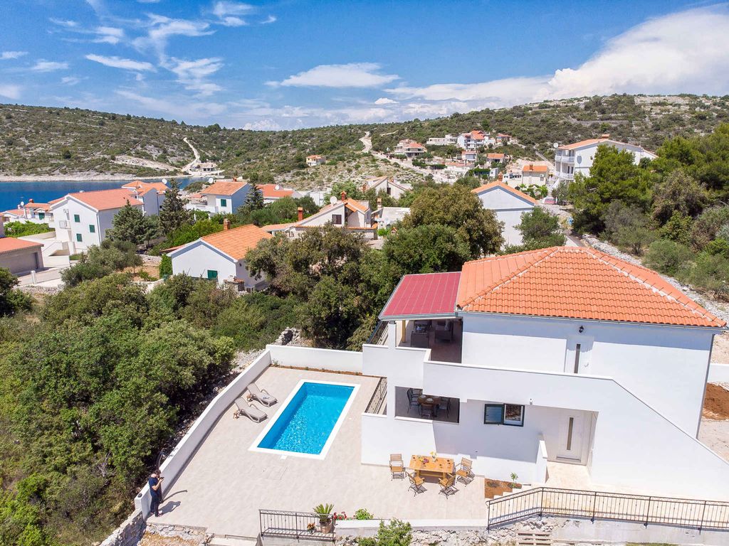 Ferienhaus mit Pool und Grill