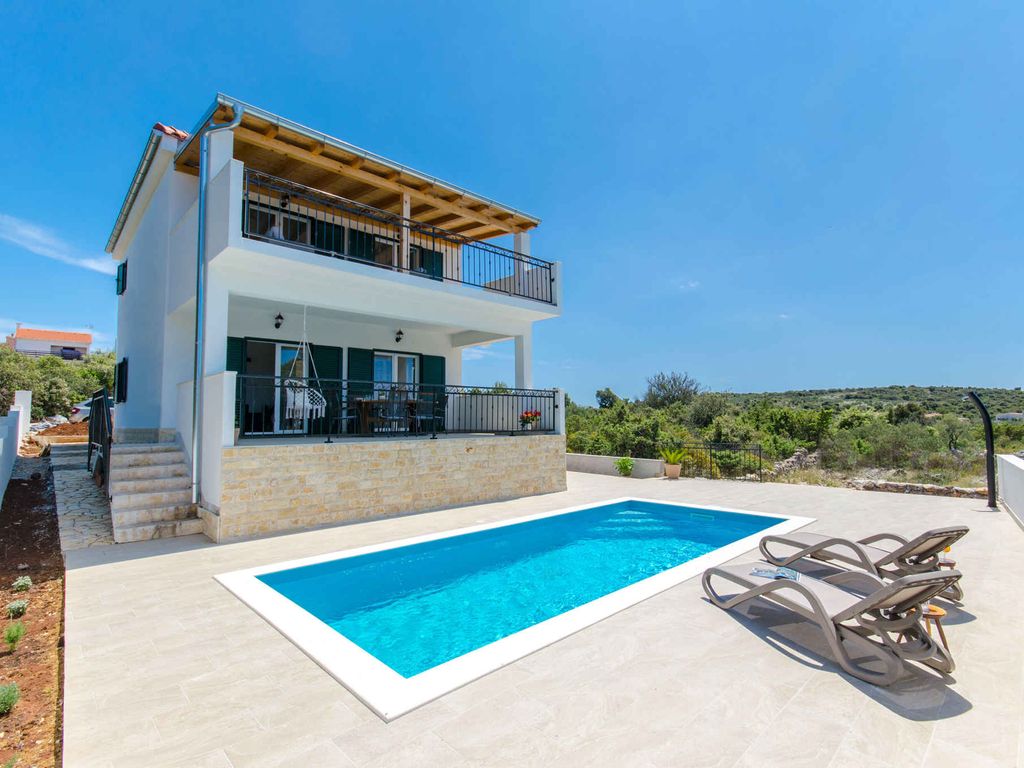 Ferienhaus mit Pool und Grill