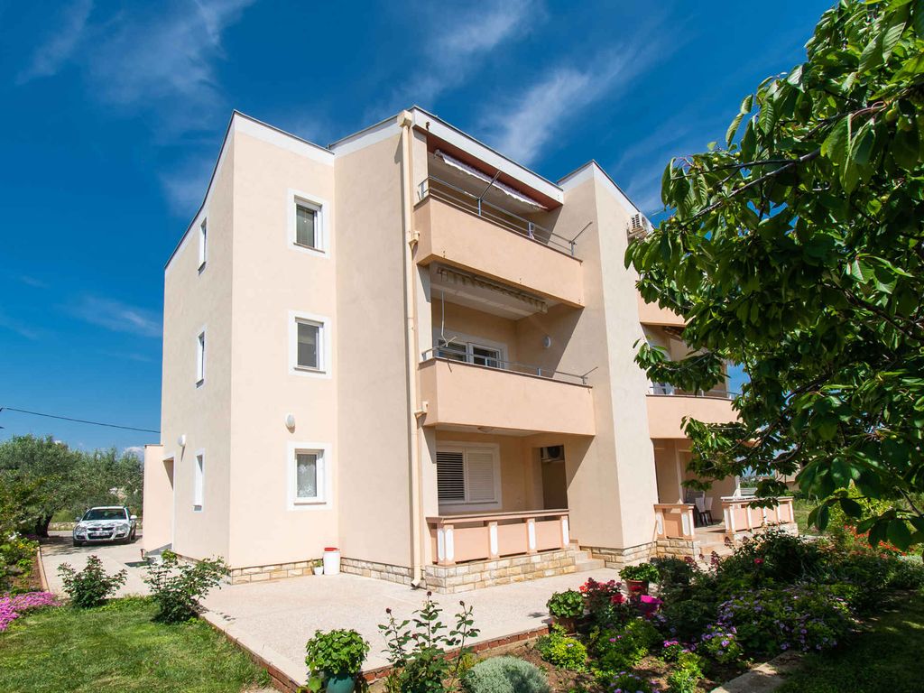 Ferienwohnung Familienfreundlich mit Klimaanlage, Grillmöglichkeit und Internet