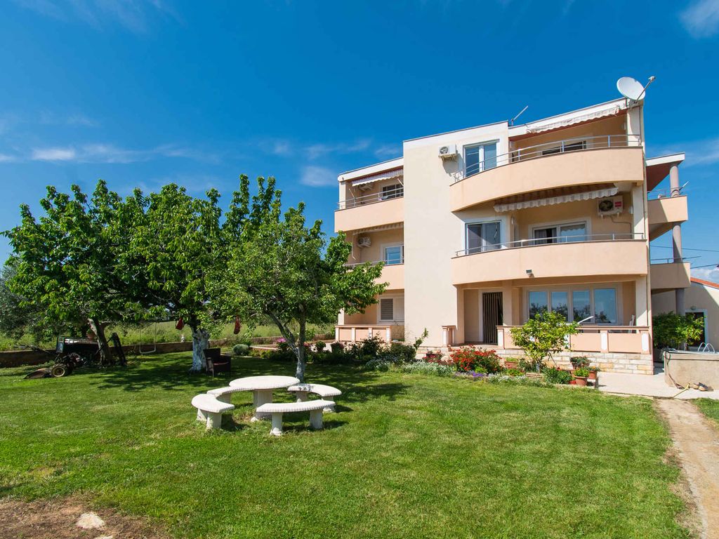 Ferienwohnung Familienfreundlich mit Klimaanlage, Grillmöglichkeit und Parkplatz