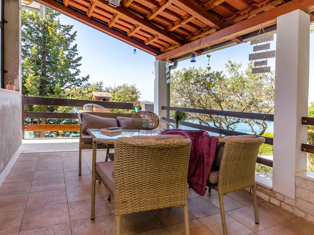 Ferienhaus Familienfreundlich mit Klimaanlage, Grillmöglichkeit und Internet, direkt am Wasser