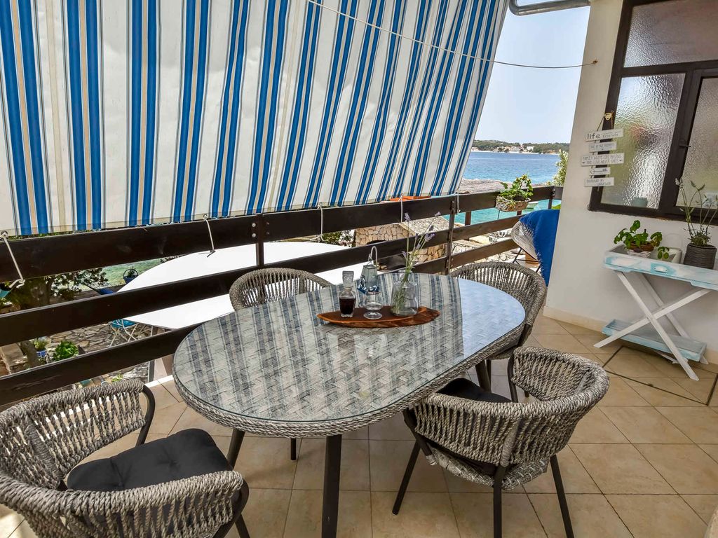 Ferienhaus Familienfreundlich mit Klimaanlage, Grillmöglichkeit und Internet, direkt am Wasser