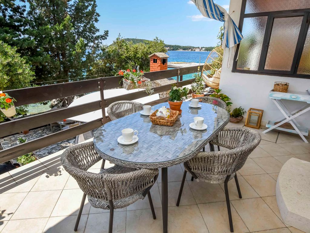 Ferienhaus Familienfreundlich mit Klimaanlage, Grillmöglichkeit und Internet, direkt am Wasser