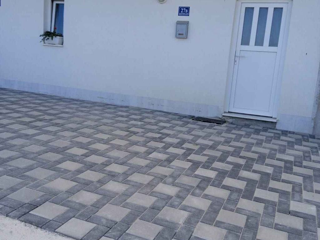 Ferienwohnung Familienfreundlich mit Klimaanlage, Grillmöglichkeit und Parkplatz
