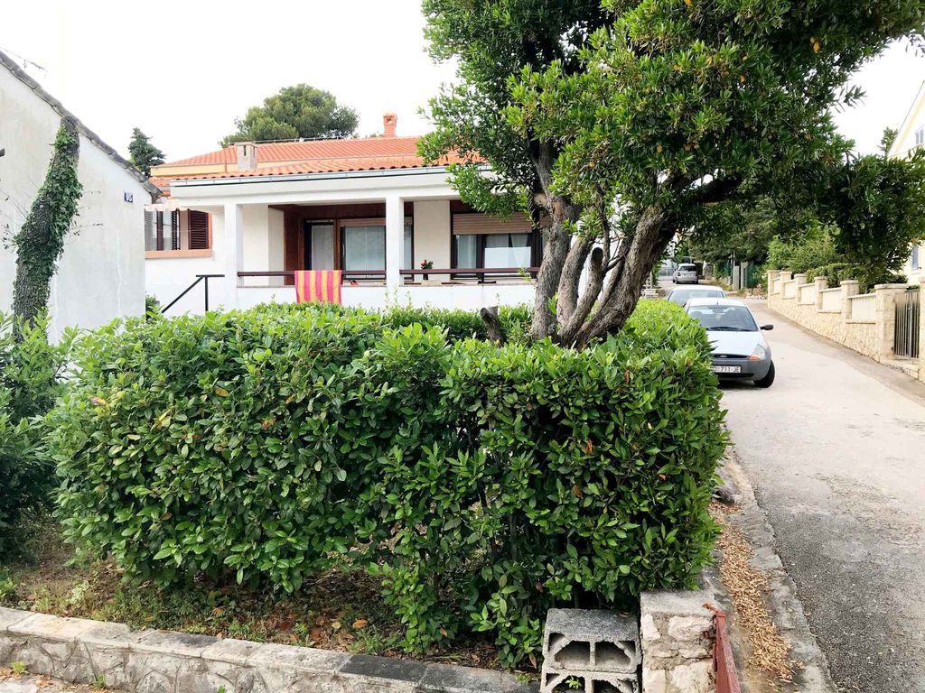 Ferienwohnung Familienfreundlich mit Klimaanlage, Grillmöglichkeit und Internet
