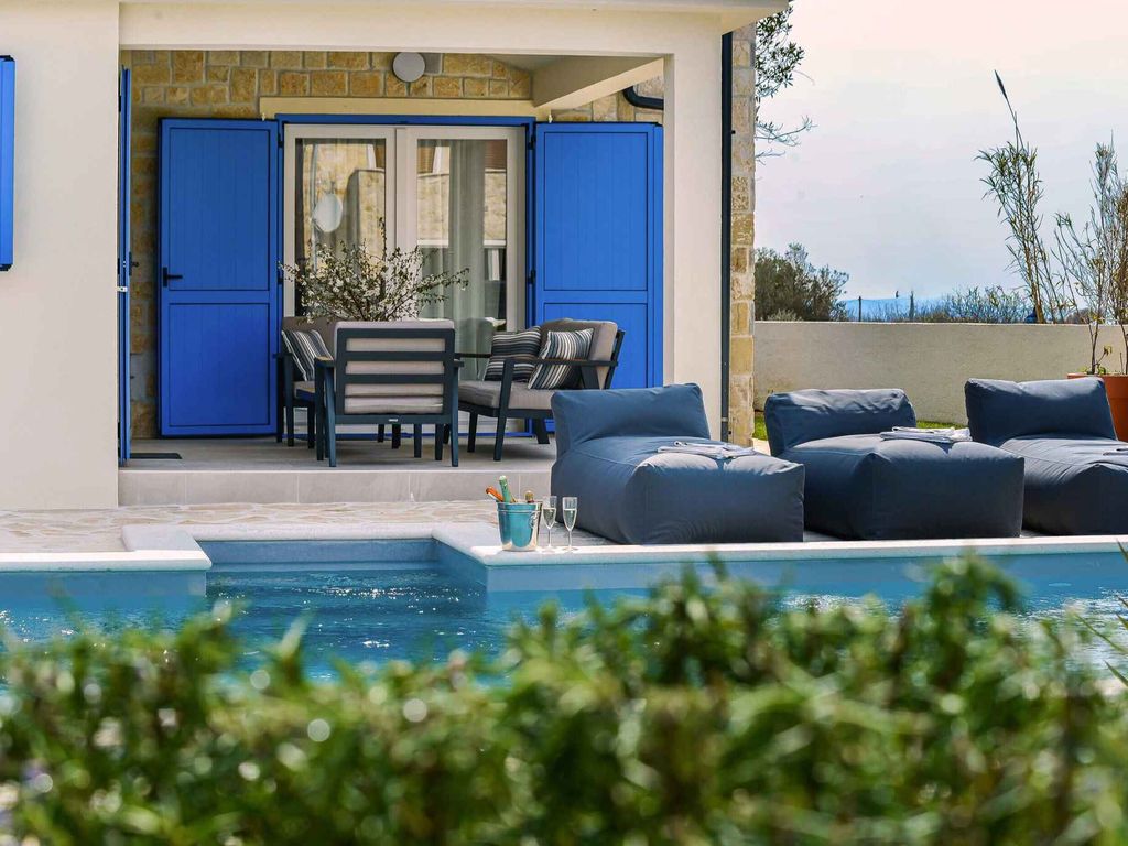 Villa mit Pool und Grill