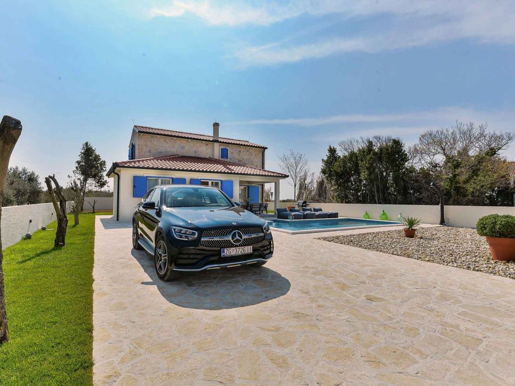 Villa mit Pool und Grill