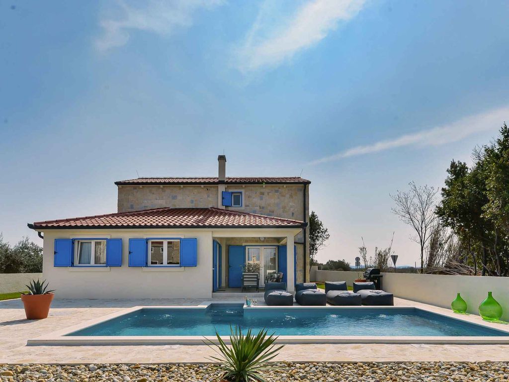 Villa mit Pool und Grill