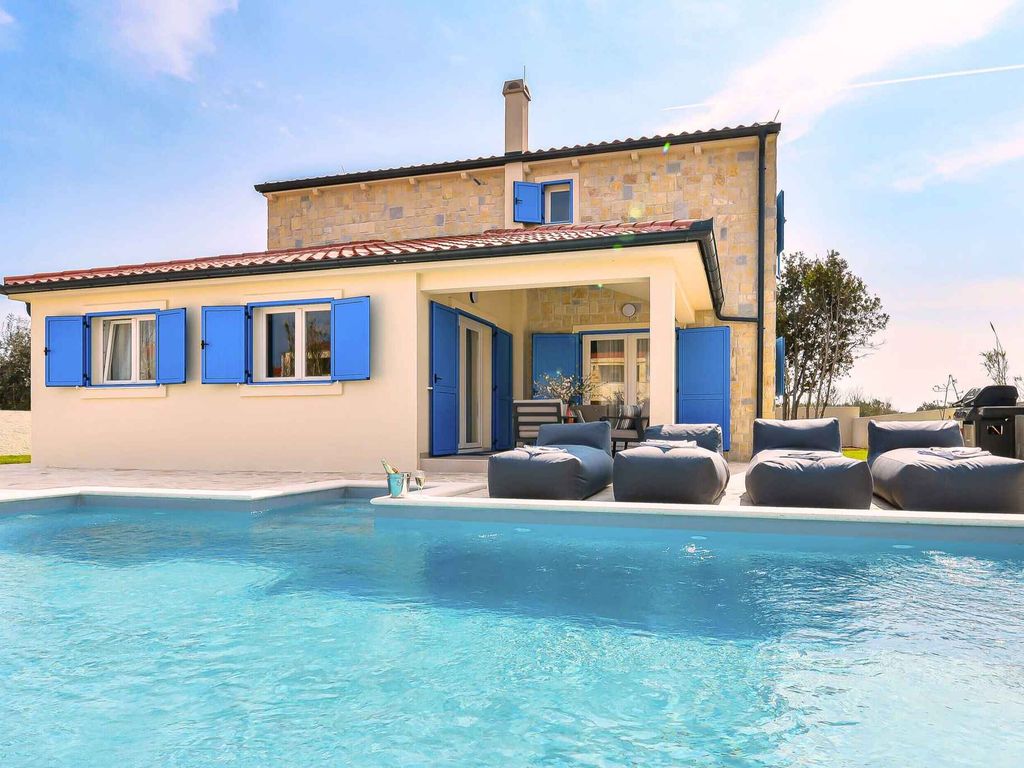 Villa mit Pool und Grill
