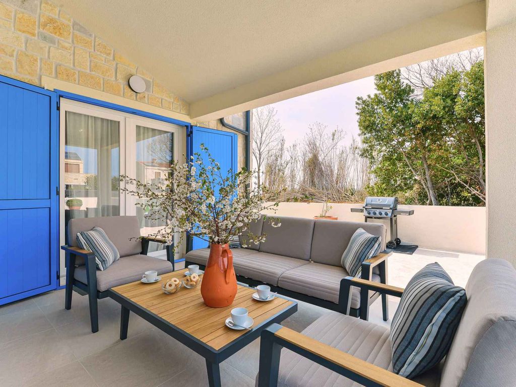 Villa mit Pool und Grill