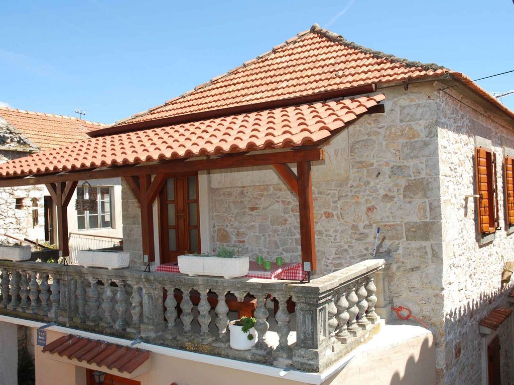 Gemütliche Ferienunterkunft Moskva in Sukošan mit Gartenblick