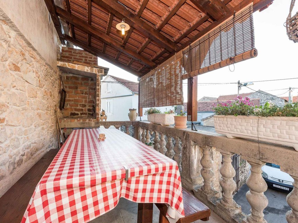 Gemütliche Ferienunterkunft Moskva in Sukošan mit Gartenblick
