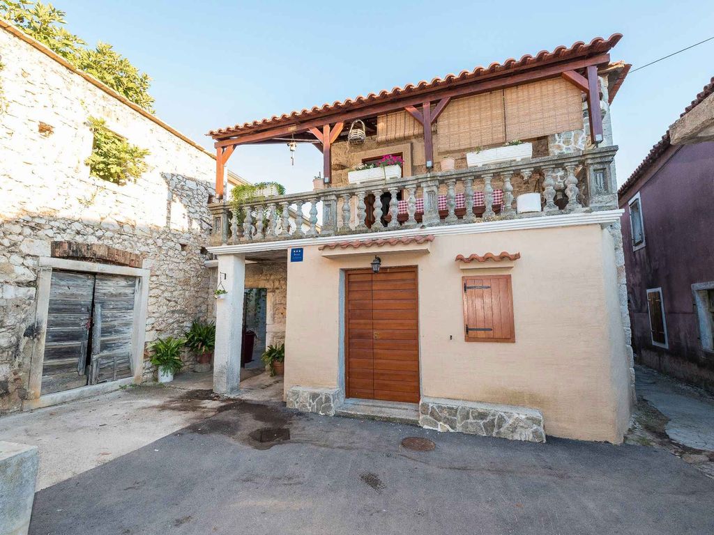 Gemütliche Ferienunterkunft Moskva in Sukošan mit Gartenblick