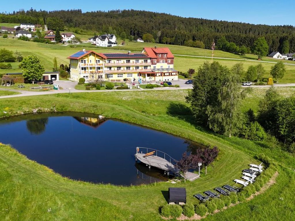 Hotel mit Badeteich