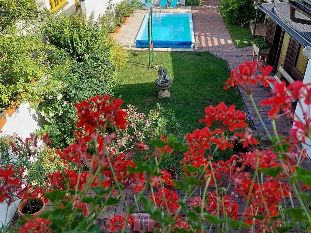 Garten mit Pool