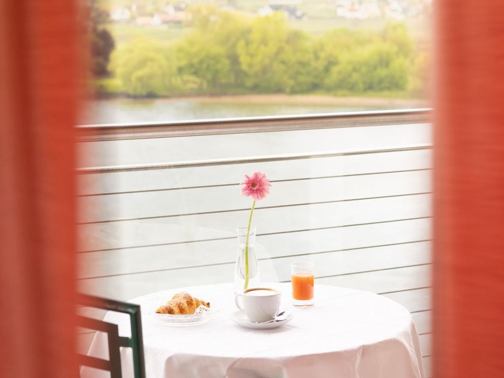 Tischchen am Balkon mit kleinem Imbiss