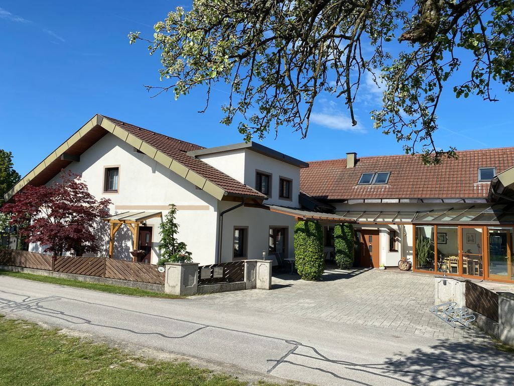 Eingang und Gästebereich im Hof von Zimmer & Ferienwohnungen Leeb